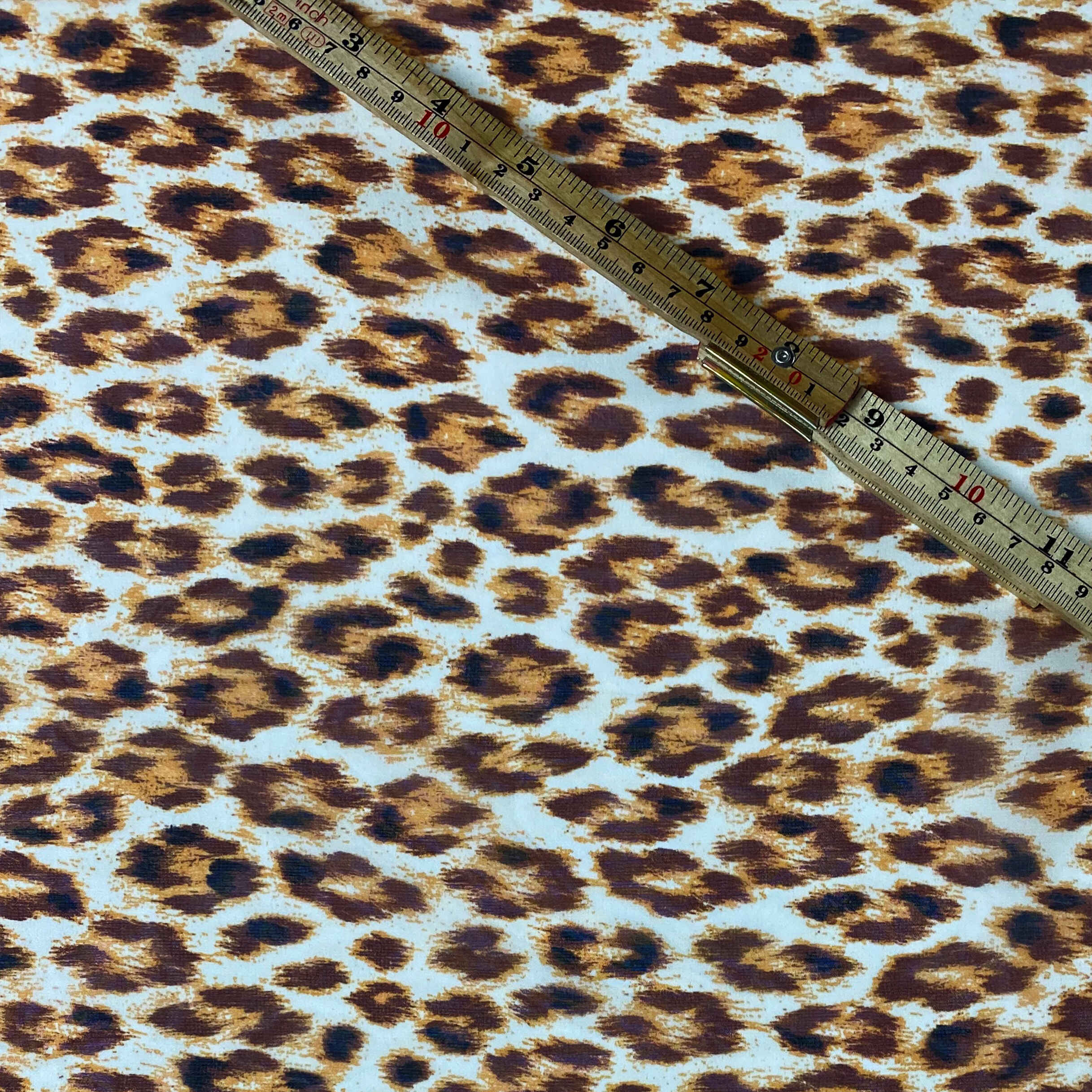 Mousseline de soie blanc cassé imprimé léopard | TISSUMARKET, image size:2435x2435